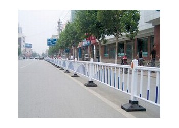 貴港市道路隔離欄公路護(hù)欄多少錢一米