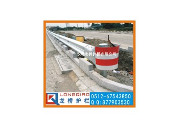 龍橋護欄廠生產(chǎn)高速公路防撞護欄 道路波形板防撞欄 波形欄桿