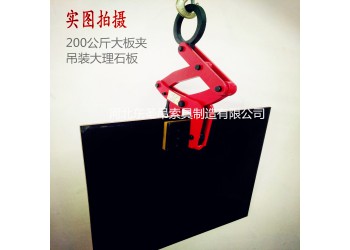 石材夾具與搬運(yùn)小車配合吊裝搬運(yùn)安裝路沿石使用案例